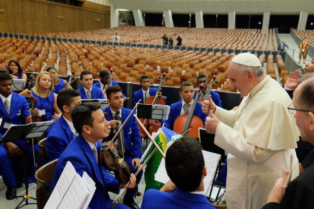Durante a apresentação para o Papa Francisco, em Roma (Crédito: Divulgação)