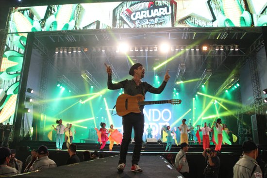 Forrozeiros cantam com Nando na Capital do Forró (Crédito: Cristiano Britto)