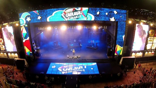 Palco ilumina show de Nando (Crédito: K9 Produções)