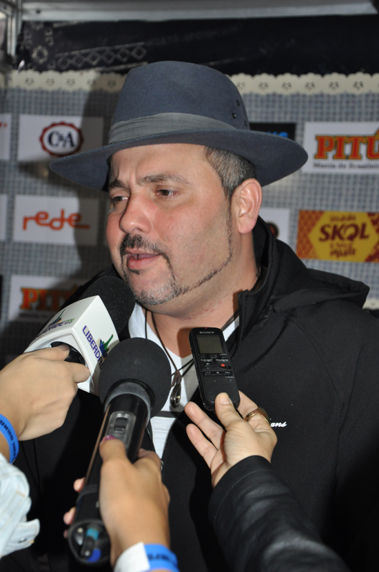 Cantor fala a jornalistas no backstage da festa (Crédito: João Xavier)