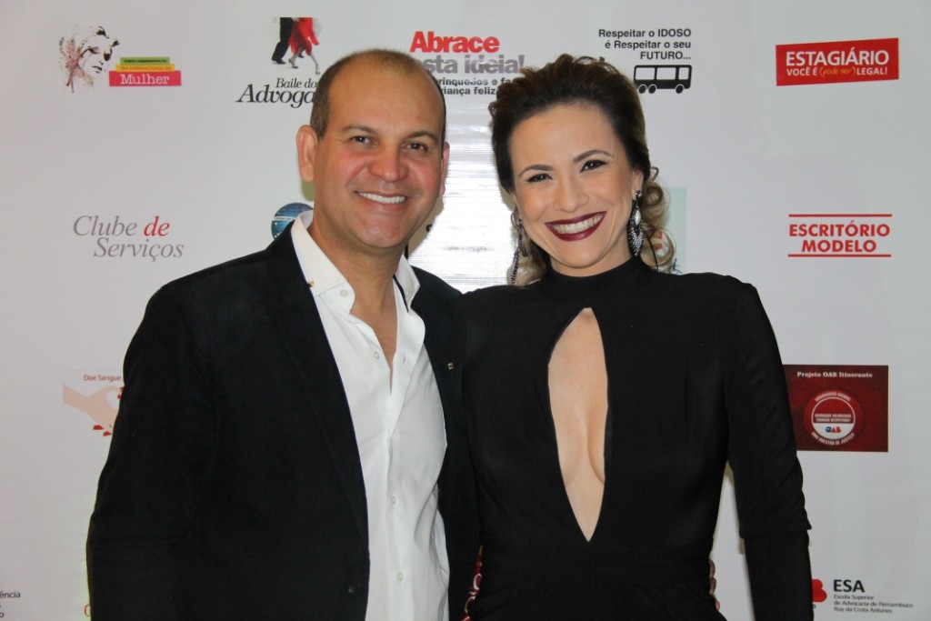 O presidente da Comissão de Direitos Humanos da OAB/Caruaru, Gilvan Florêncio e a advogada Pollyana Queiroz (Crédito: Camilla Gomes)