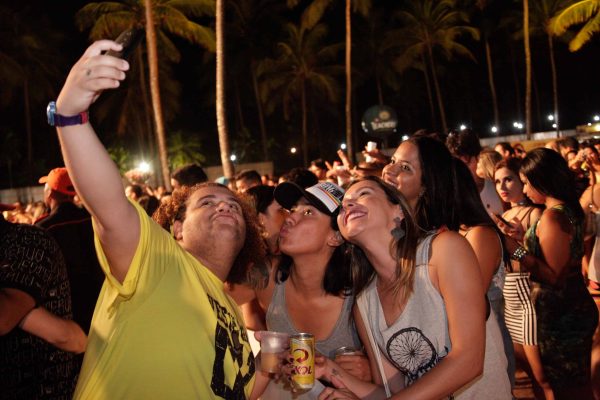 "OLHA A SELFIE" Gominho e suas fãs (Crédito: Vito Sormany)