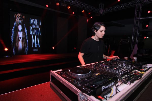 No detalhe a DJ Camila Cortez (Crédito: Luiz Fabiano)
