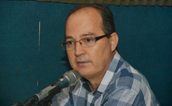 Magno Martins media o debate (Crédito: Divulgação)