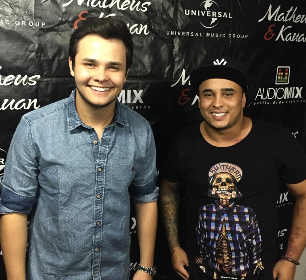 Momentos antes de subir ao palco a dupla @matheusekauan_ posa para as lentes do Tamandaré Fest. Eles encerram a temporada de shows do evento este ano. #BlogThiagoLagos #ThiagoLagos #ASociedadeSeEncontraAqui #Tamandaré #TamandaréFest