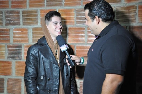 Biel sendo entrevistado para o quadro 'Na balada com Thiago Lagos' (Crédito: Juelayne Gondim)