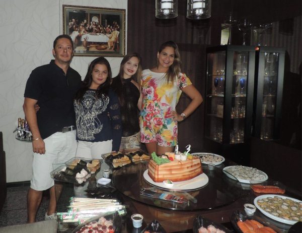 Joanna com os pais e a irmã (Crédito: Arquivo Pessoal)