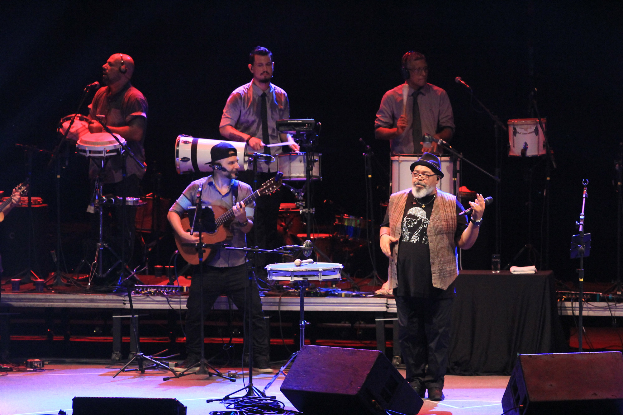 O cantor Jorge Aragão abriu a noite de festa (Crédito: Luiz Fabiano)