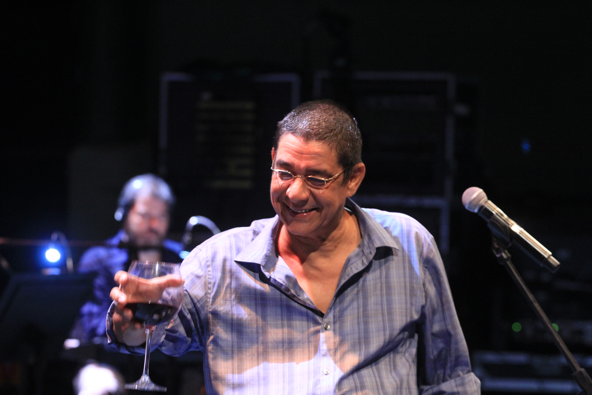 Zeca Pagodinho brindando com o público (Crédito: Luiz Fabiano)