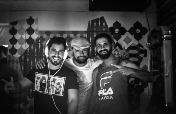 Os Djs que comandam a festa (Crédito: Divulgação)