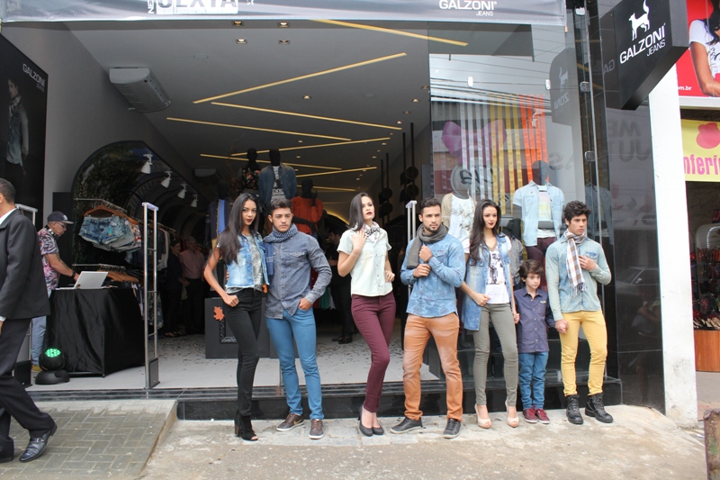 Os modelos apresentaram peças da coleção 'Inverno 2016' em frente a loja. (Crédito: Juelayne Gondim)