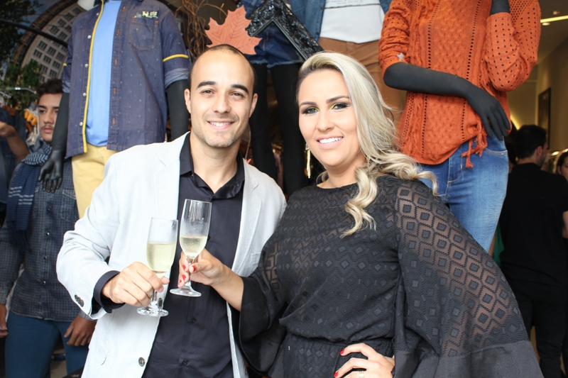 O casal de empresários Alex Carvalho e Ruth Lima dando dando boas-vindas ao público. (Crédito: Juelayne Gondim)