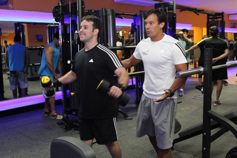 Felipe com o personal Thiago Pereira (Crédito: Juelayne Gondim)