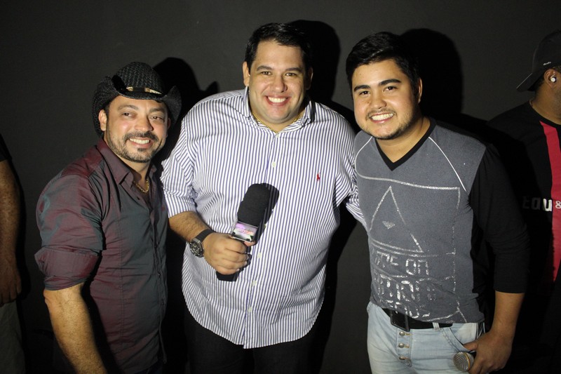 Thiago Lagos entrevistando Edu e Maraial  (Crédito: Juelayne Gondim)