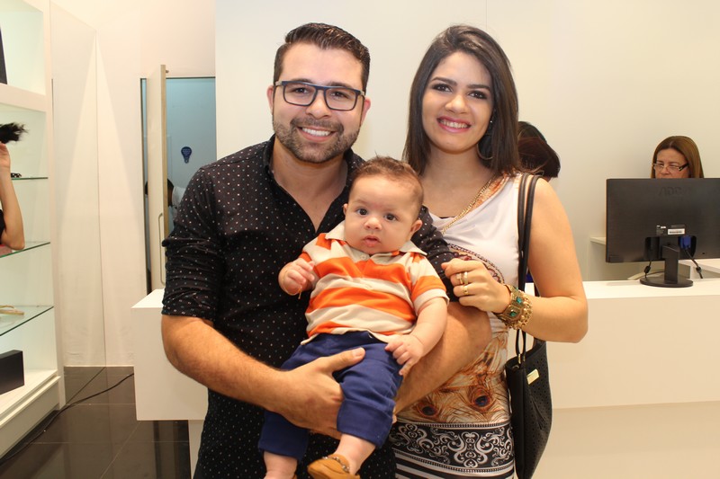 Thiago Diniz, Natalia e a pequeno Teo Moreira (Crédito: Juelayne Gondim)