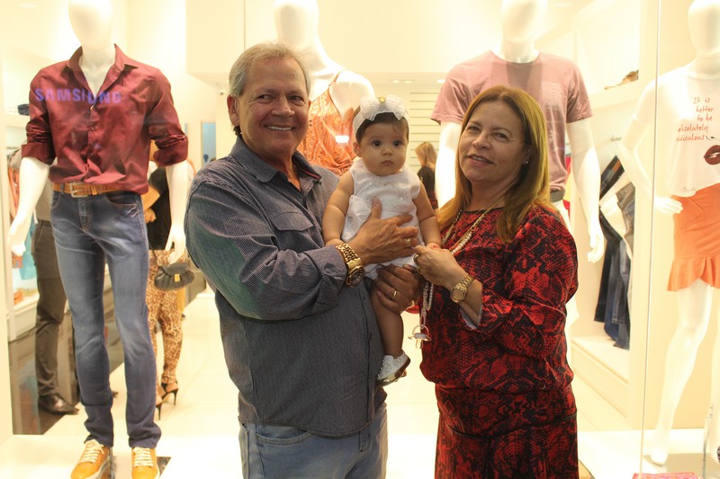 Os vovós José e Lenira Gomes com Maria Eduarda (Crédito: Juelayne Gondim)
