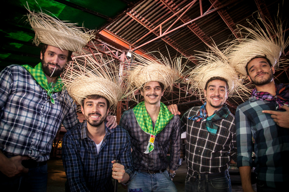 Os produtores do evento no clima junino (Crédito: Divulgação)