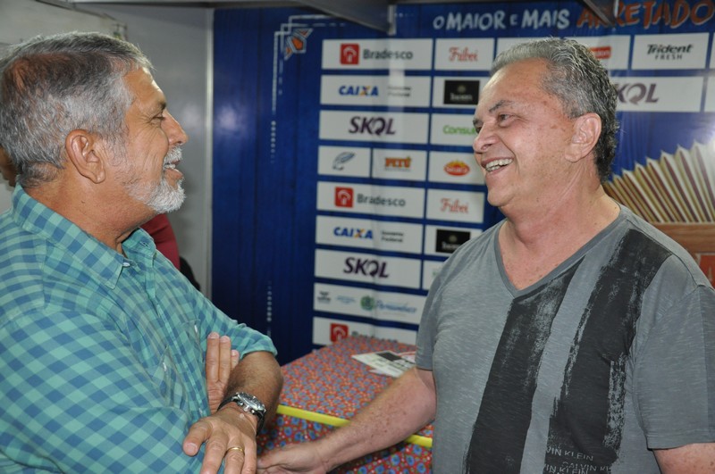 Assim que atendeu a imprensa, Flávio José conversou com o repórter José Raimundo (Crédito: Robson Meriéverton)