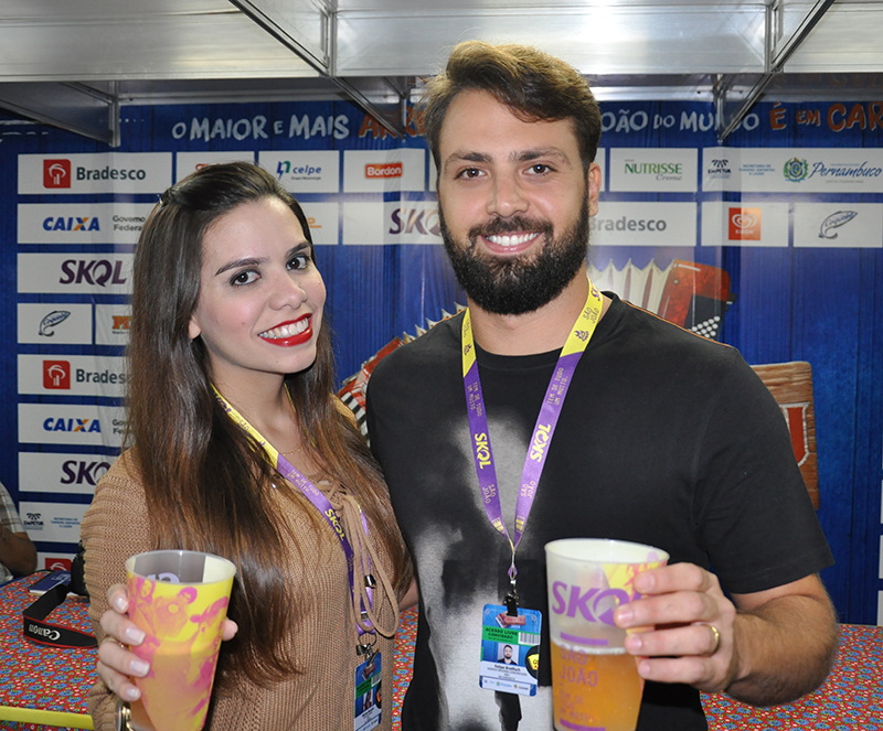 Marina Rondon e Felipe Bratfisch apresentam as novidades da Skol para o São João (Crédito: Robson Meriéverton)