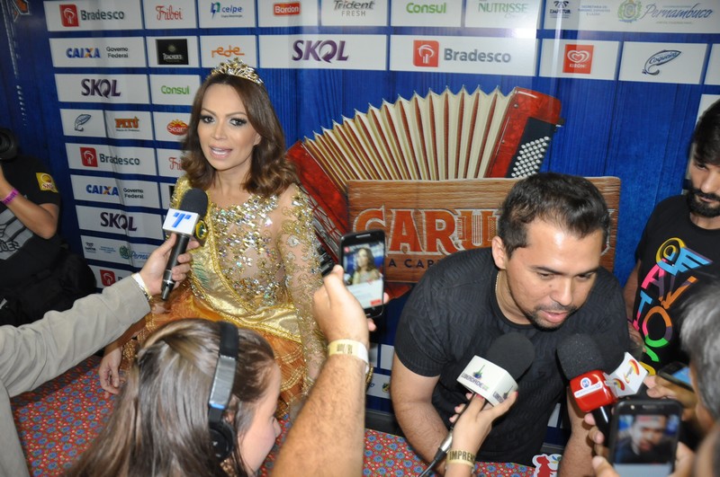 Solange Almeida e Xandy Avião atendendo a imprensa (Crédito: Bruno Brandão)