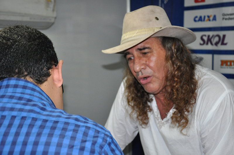 Israel conversando com o Blog l (Crédito: Robson Meriéverton)