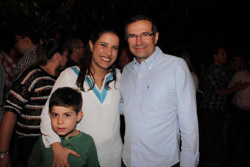 Raquel Lyra, o pequeno João Lyra e Douglas Cintra (Crédito: Juelayne Gondim)