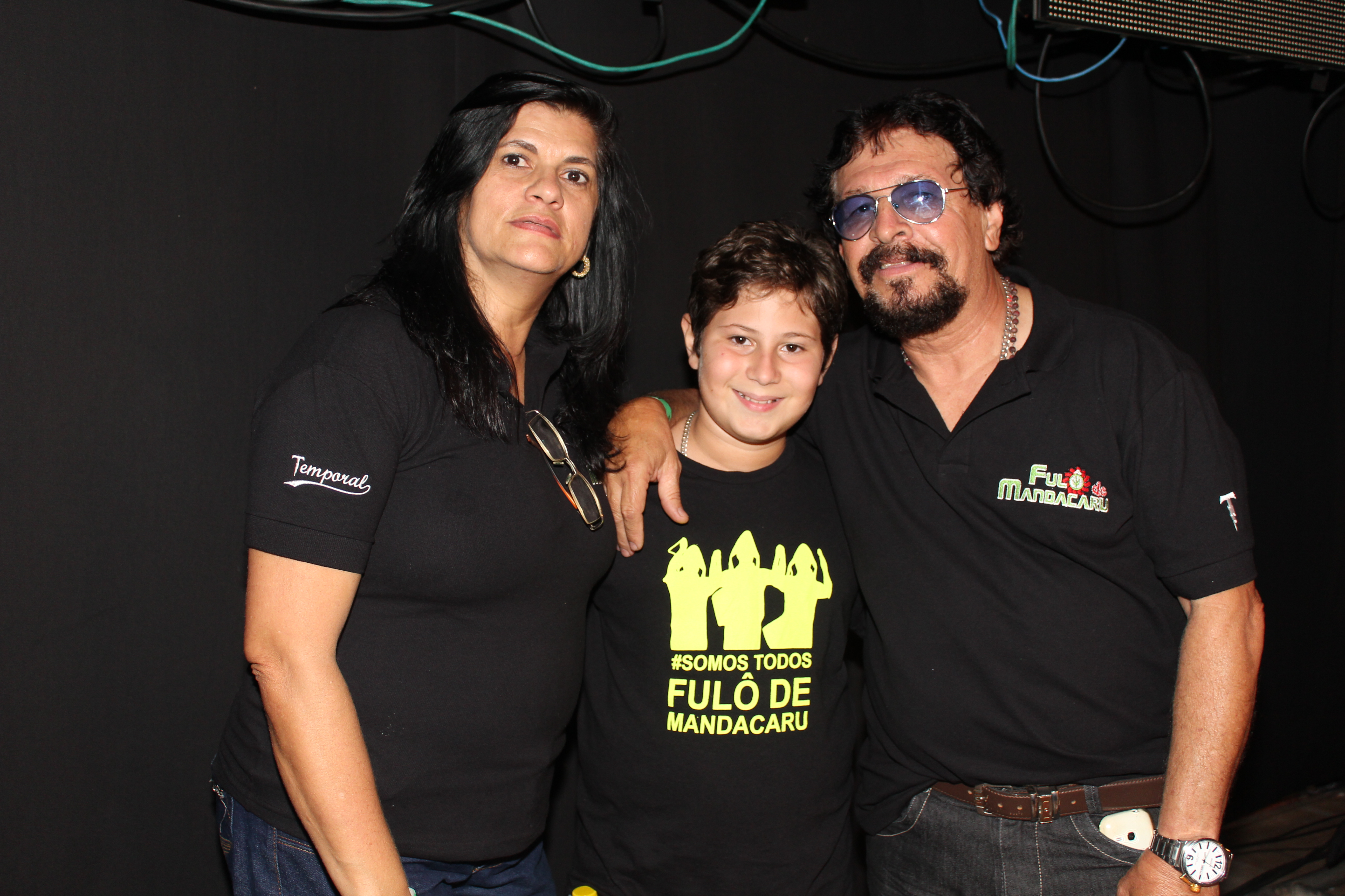 Os pais dos meninos, Geane, Armando e o filho de Armandinho  (Crédito: Juelayne Gondim)