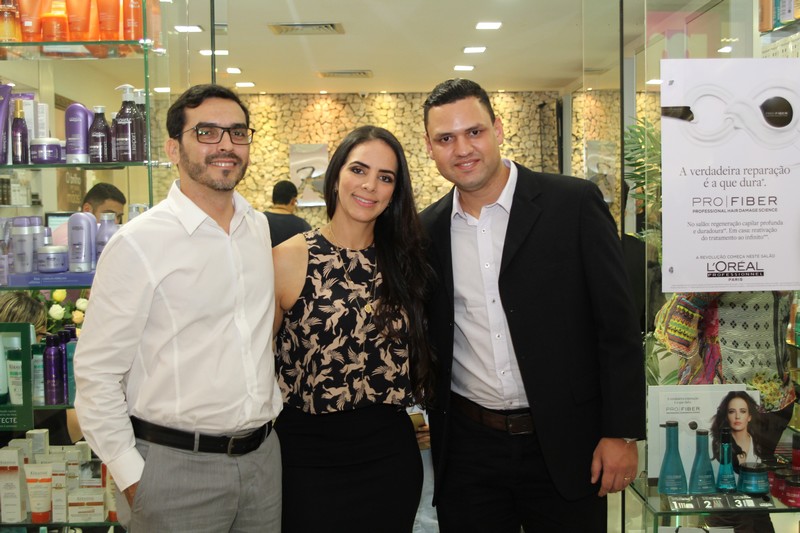 Ulisses Moura, gerente regional do Nordeste de L'Oréal e Raphael Rodrigues, consultor da marca no estado de Pernambuco com a empresária Karla Oliveira (Crédito: Cristiano Britto)