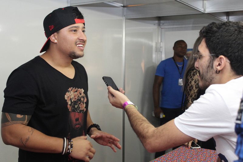 O cantor Peruano da banda Cavaleiros do Forró atendendo a imprensa antes do show (Crédito: Juelayne Gondim