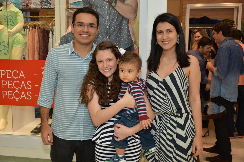 Victor Caroca, Iana Lícia, Ana Lícia e o pequeno Vinícius. Crédito: André Torres