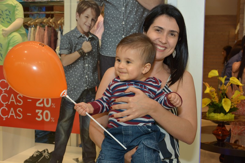 Iana Lícia com o filho Vinícius Caroca. Crédito: André Torres