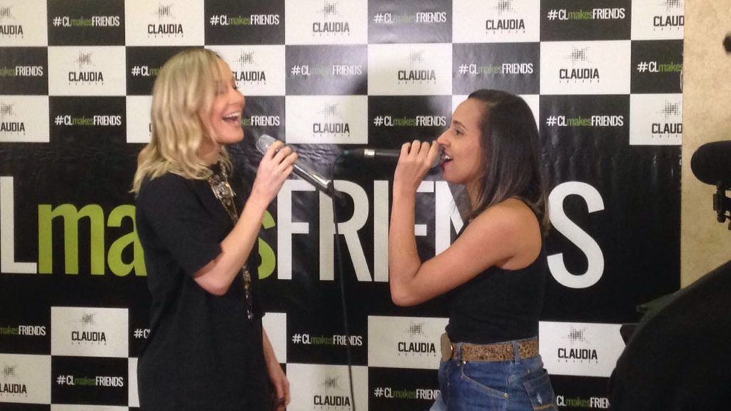 Claudia cantando com a caruaruense (Crédito: Divulgação)