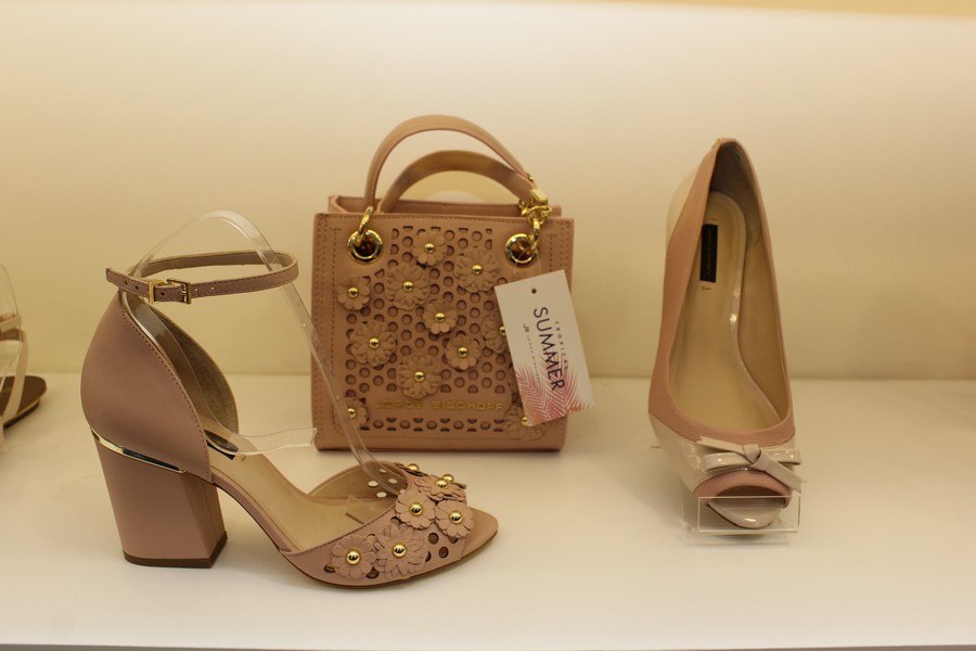 Sandália (R$ 399) Sapato (R$ 349) Bolsa (R$ 769) (Crédito: Juelayne Gondim)