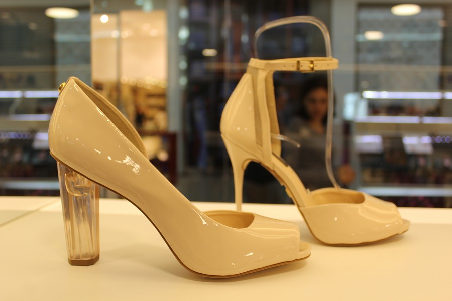 Sapato com acrílico (R$ 399) Salto (R$ 399) (Crédito: Juelayne Gondim)