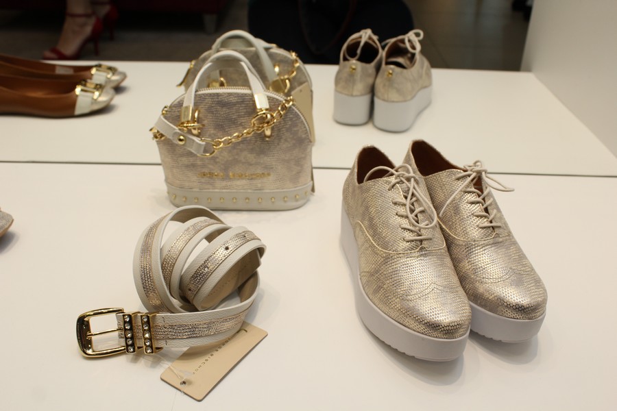 Bolsa (R$ 699) Cinto (R$ 229) Sapato (R$ 249) (Crédito: Juelayne Gondim)