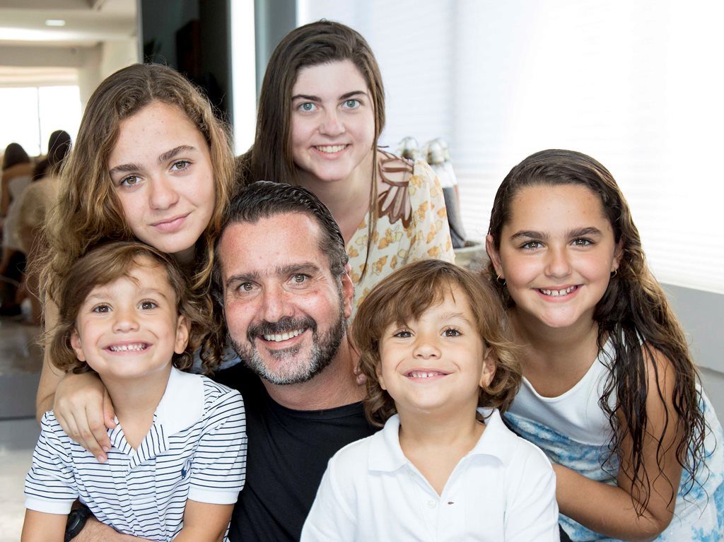 O arquiteto Humberto Zirpoli com os filhos (Crédito: Alexandre Albuquerque)