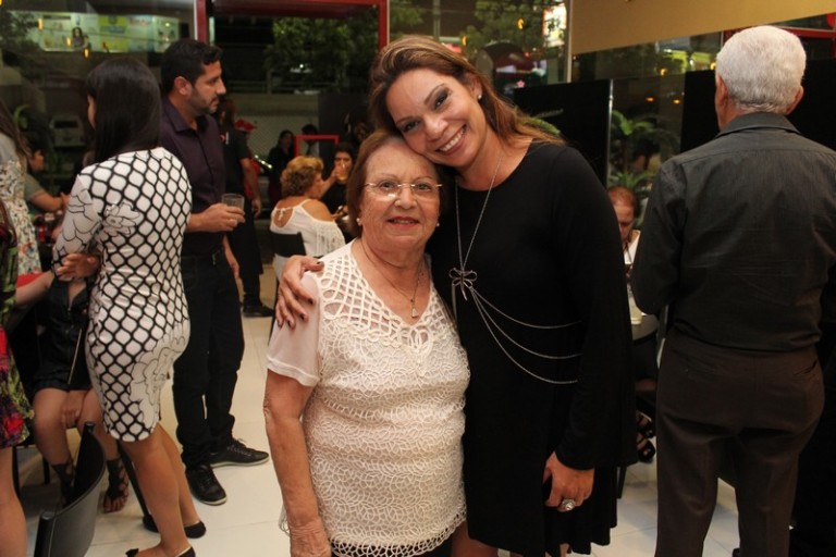 Dona Maria do Carmo com uma de suas filhas, Carmen Lúcia (Crédito: Juelayne Gondim)
