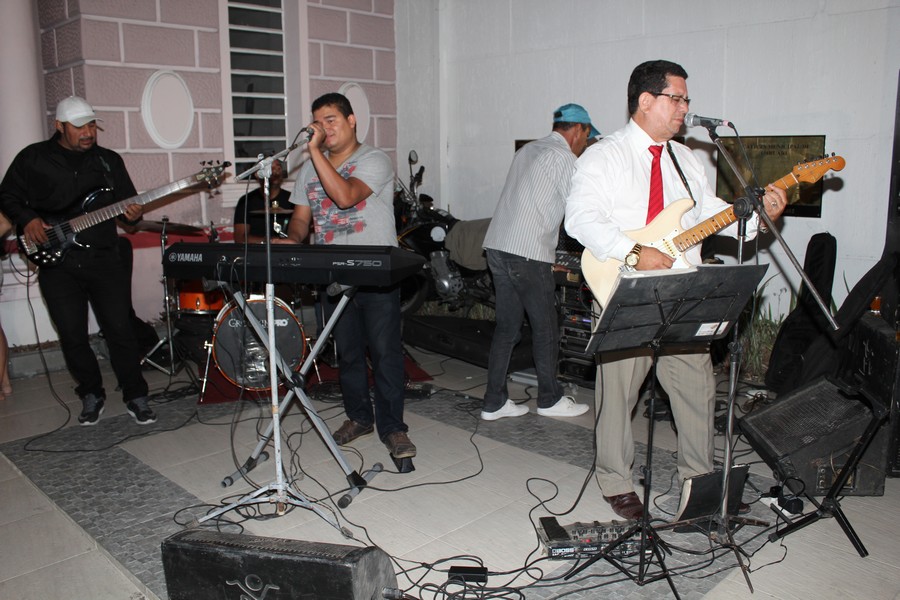 O vereador Edjailson cantou na festa (Crédito: Juelayne Gondim)