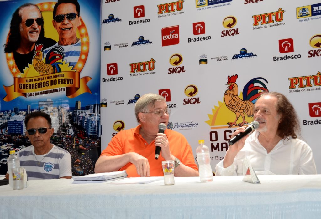 A coletiva. O presidente do Galo, Rômulo Menezes ladeado dos dois homenageados (Crédito: José Marcos)