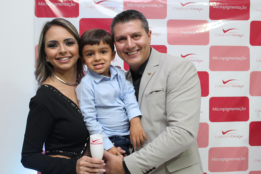 O casal Carla Queiroz, Marcos Merlo e o filho Davi Merlo (Crédito: Juelayne Gondim)