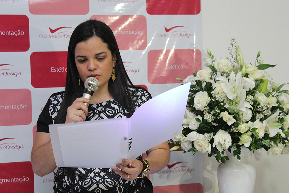 A mestre de cerimônias, Iraê Motta (Crédito: Juelayne Gondim)