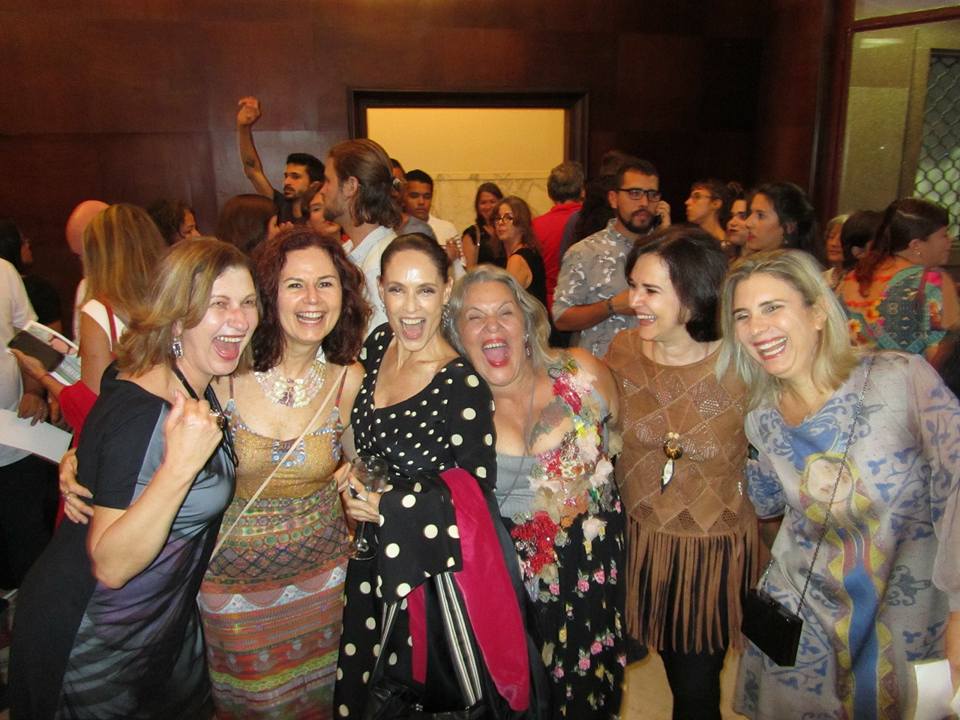 Maria Alves com parte do elenco (Crédito: Divulgação)