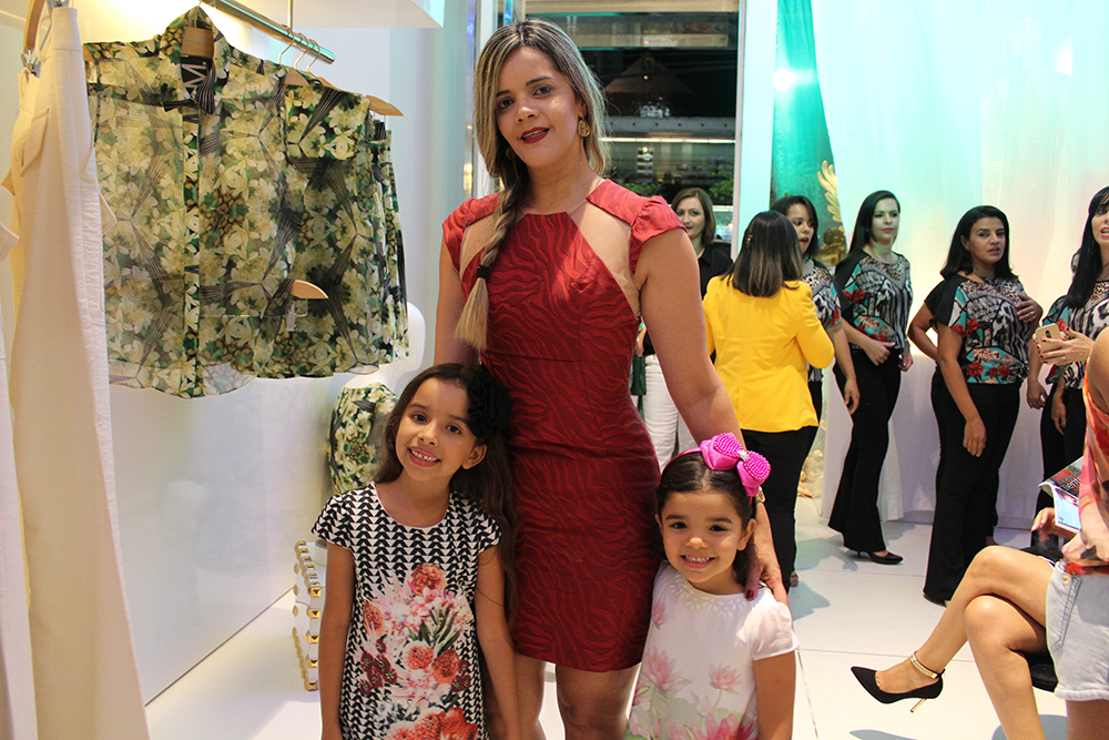 Carol Vieira com as pequenas Mariana e Letícia (Crédito: Juelayne Gondim)