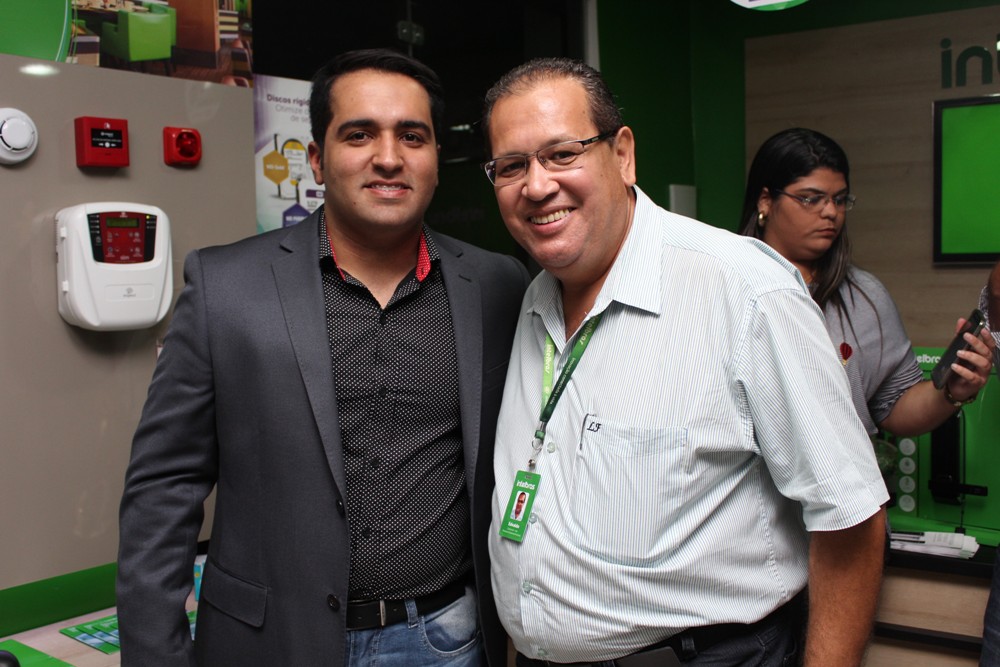 O empresário Everton Diego com o Executivo de vendas da Intelbras, Edvaldo dos Santos (Crédito: Juelayne Gondim)