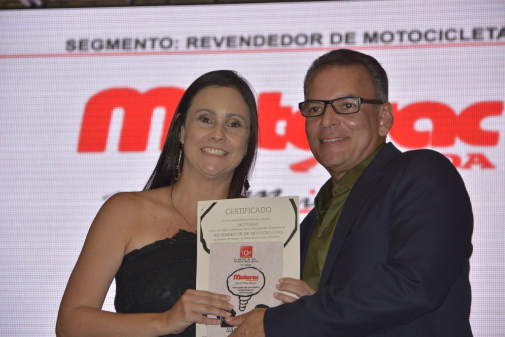 O diretor de marketing Hyrailton Gervásio recebendo o prêmio (Crédito: Divulgação)