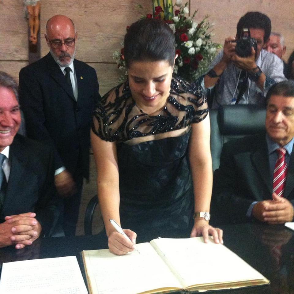 Raquel Lyra assinado o livro que certifica sua posse (Crédito: Reprodução Facebook - Prefeitura de Caruaru)