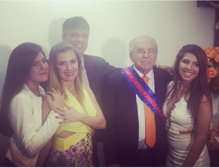Ao lado da família, Jadiel e Caio Braga assinaram o termo de posse (Crédito: Divulgação)