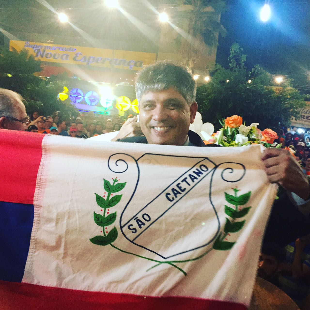 O vice-prefeito Caio Braga exibe, orgulhoso, a bandeira de São Caetano (Crédito: Divulgação)