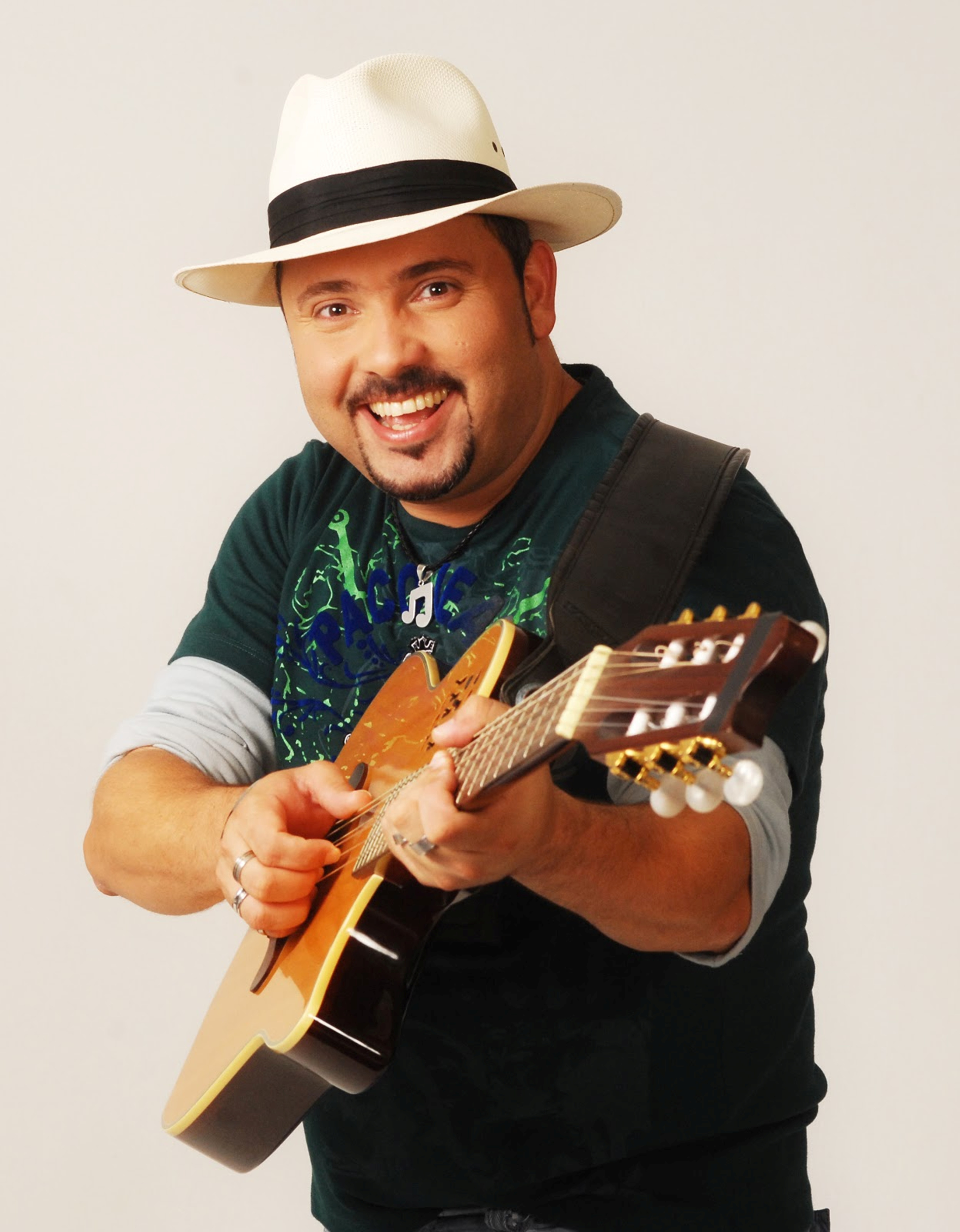 O cantor promete muitos sucessos para a apresentação (Crédito: Divulgação)