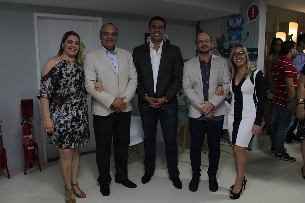 Os sócios da Happy Code com o vice-prefeito Rodrigo Pinheiro (Crédito: Juelayne Gondim)